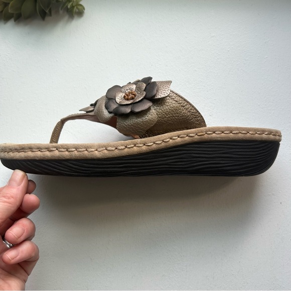Clarks Artisan floral leather tan & bronze thong flip flop sandals size 10 - Picture 8 of 8